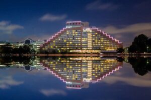 A photo of the Hyatt Regency boston cambridge at dusk